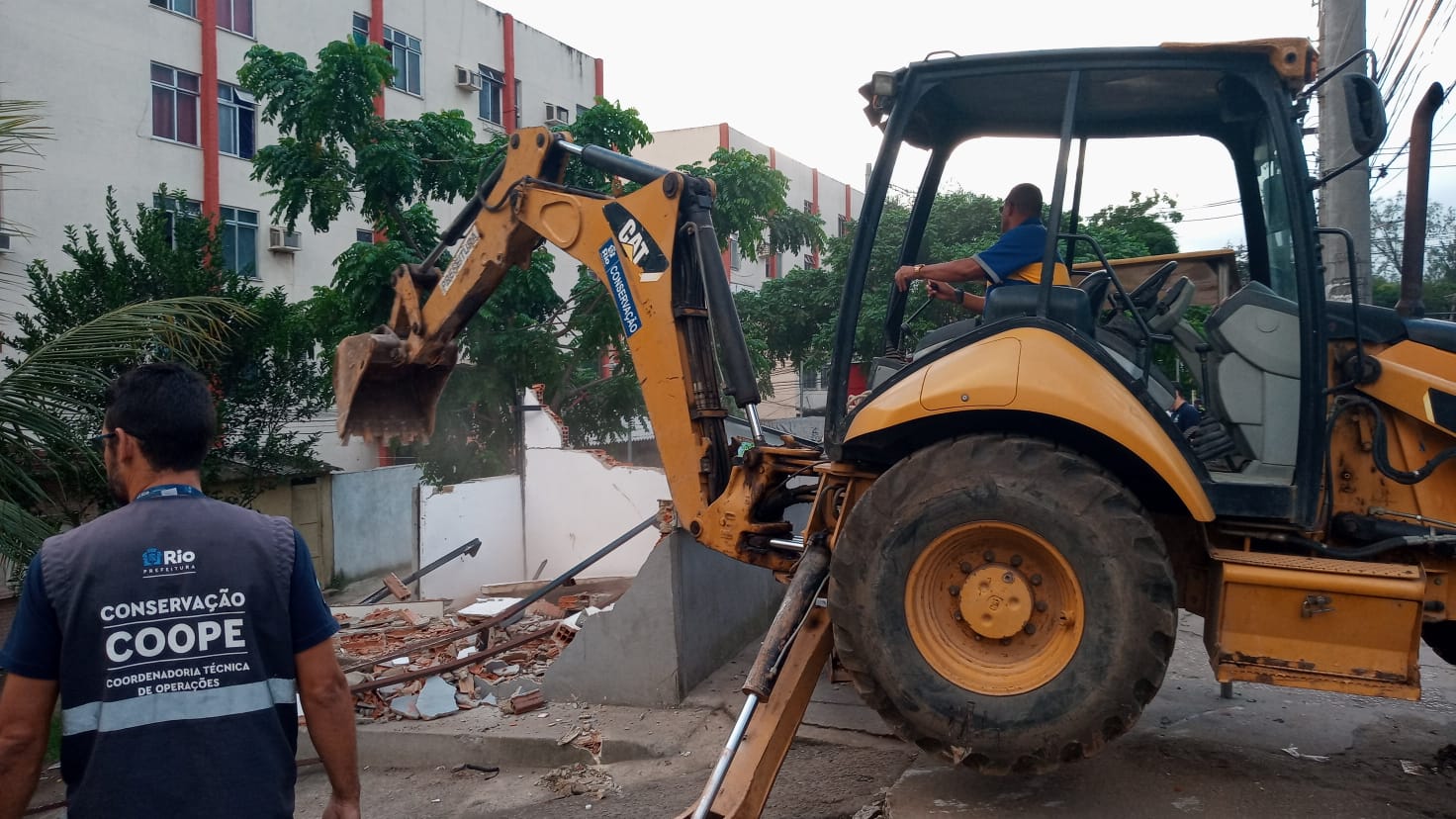 Operação da SEOP realiza demolição de construções irregulares