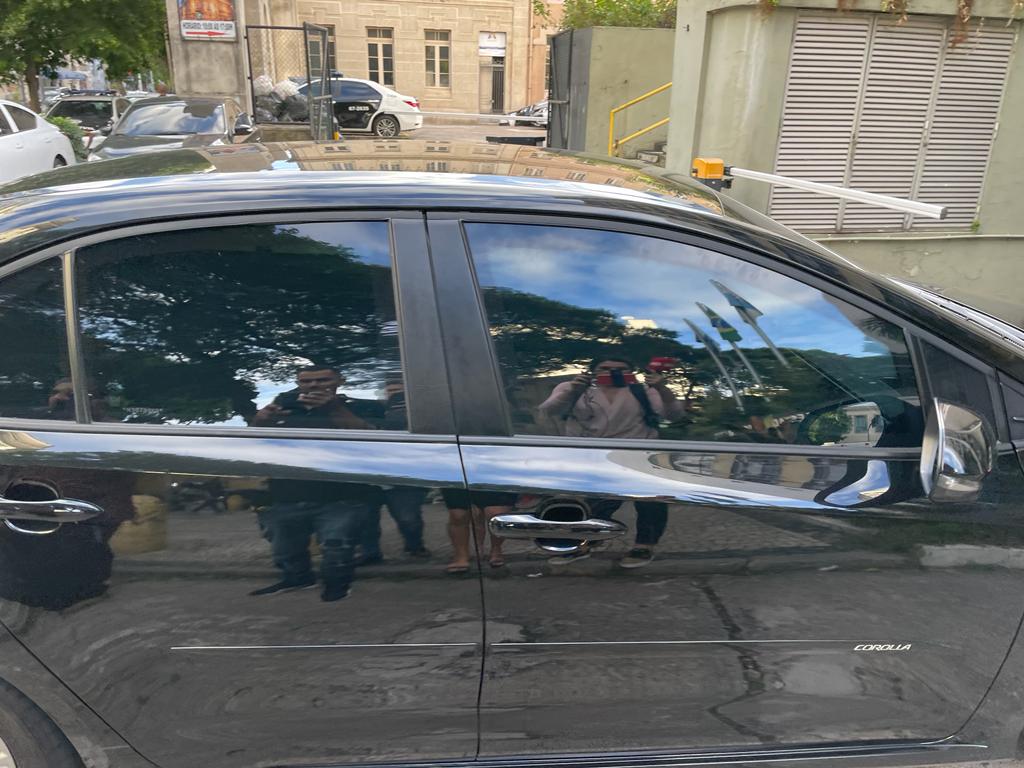 Delegada Adriana Belém chega à sede Polícia no Centro do Rio