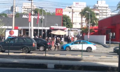 Protesto no McDonald's da Taquara após atendente ser baleado por um sargento dos Bombeiros