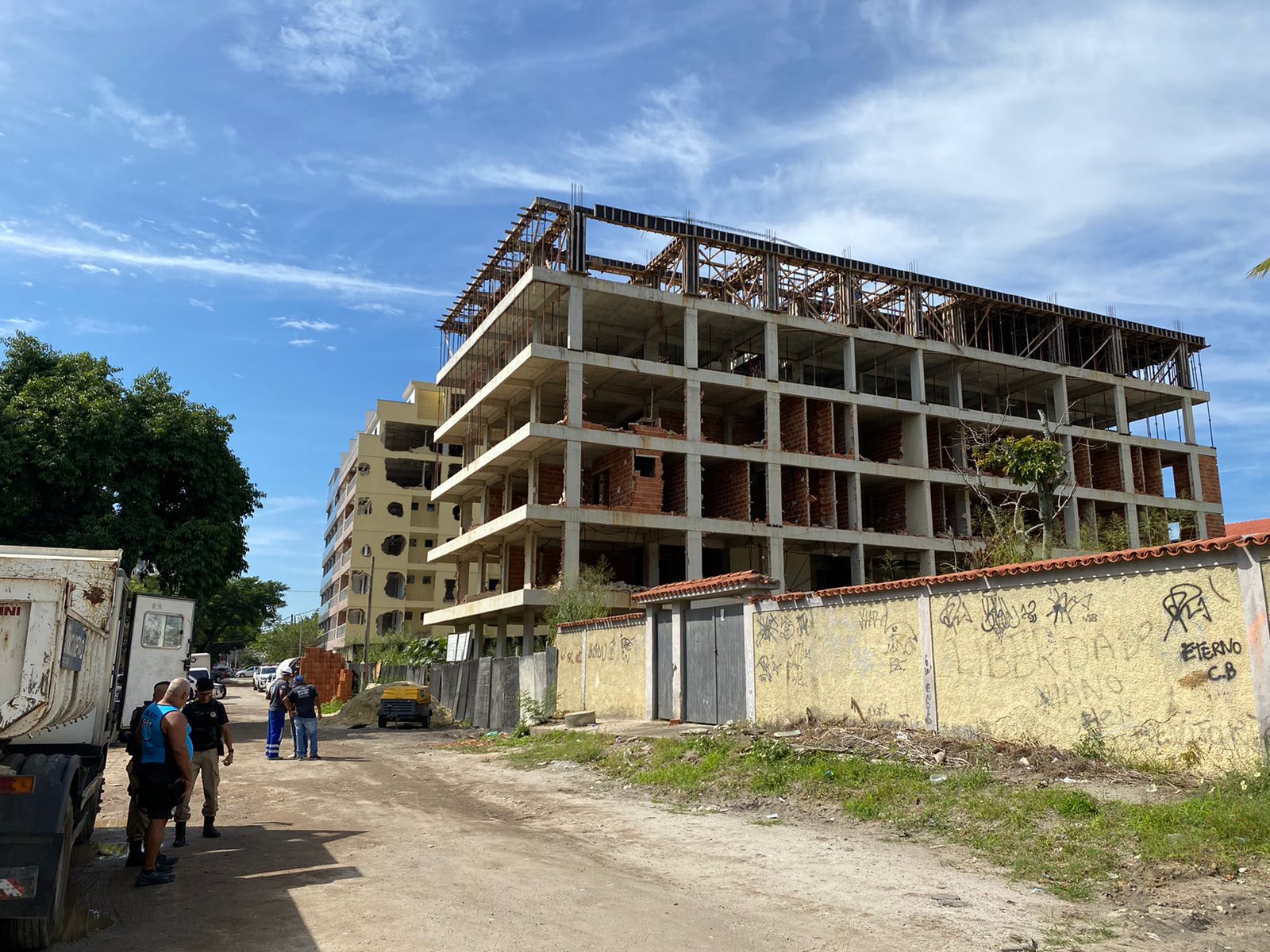 Prefeitura inicia demolição de prédio irregular no Recreio 