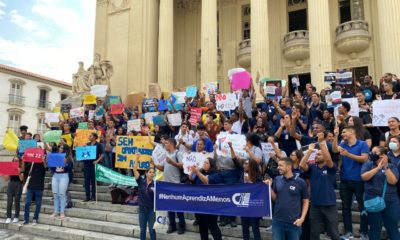 Menores aprendizes realizam protesto na porta da Alerj na manhã desta segunda