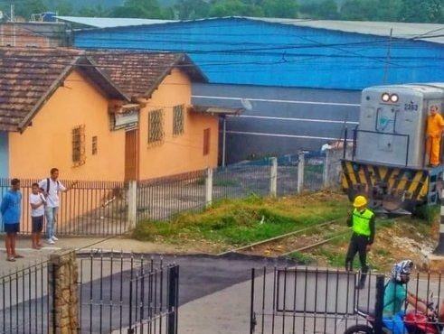 Prefeitura de Magé asfalta parte da linha férrea e bloqueia circulação dos trens