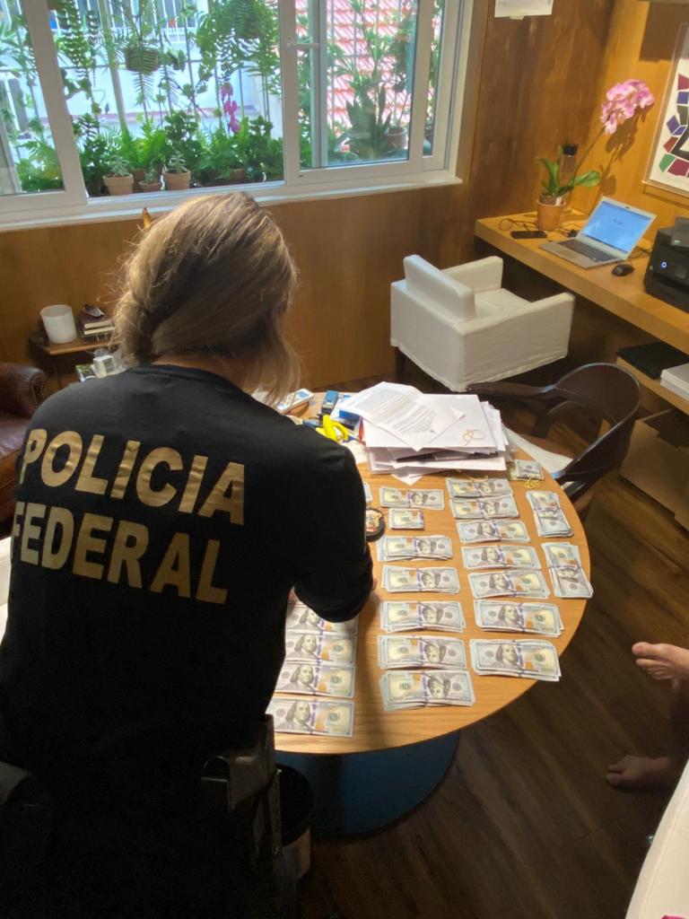 Dinheiro apreendido durante a operação "Enterro dos Ossos"