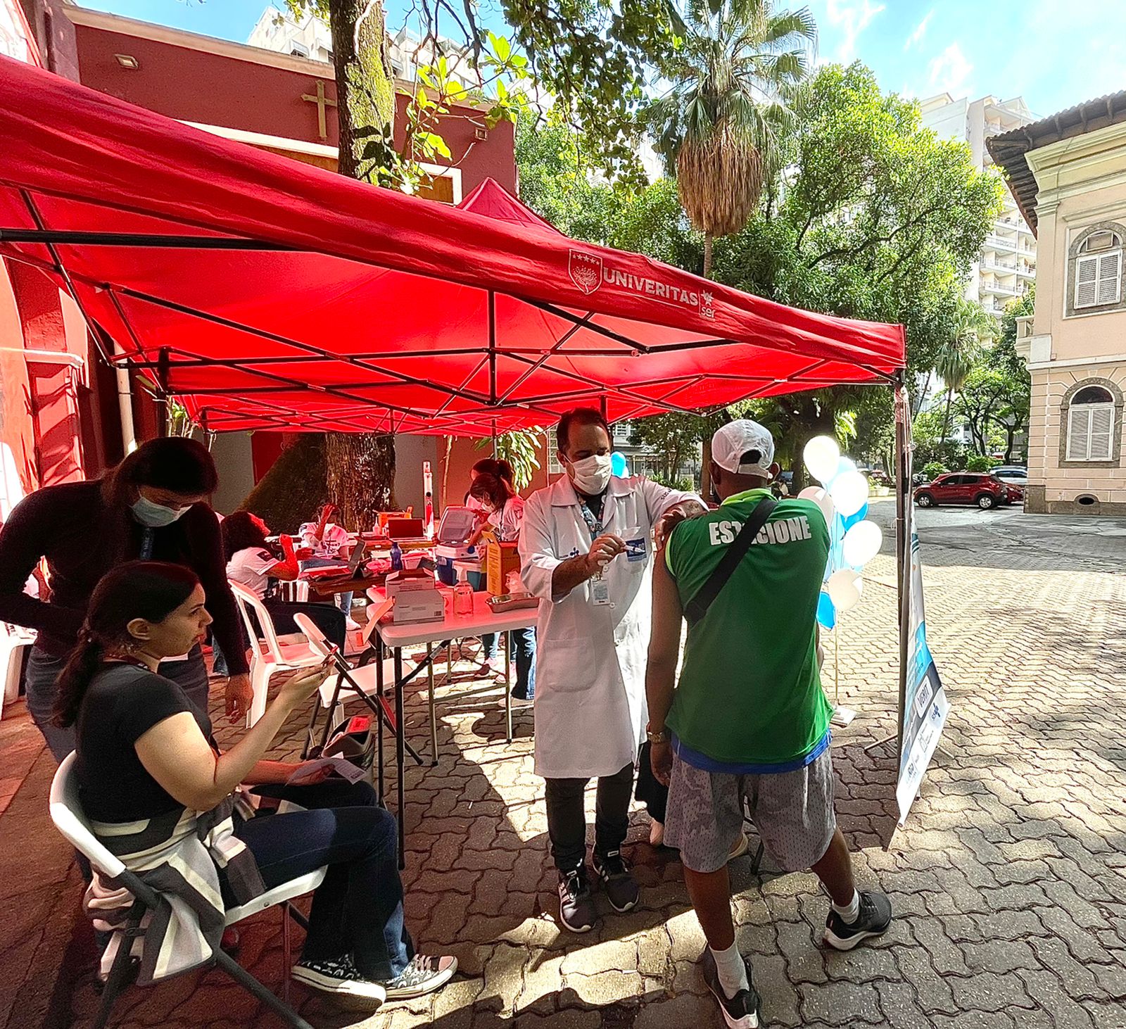 Dose de reforço contra a Covid-19 é aplicada em universidade do Rio de Janeiro