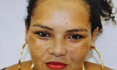 Diana Simões aparece levando a idosa em um cadeira de rodas para fazer saques