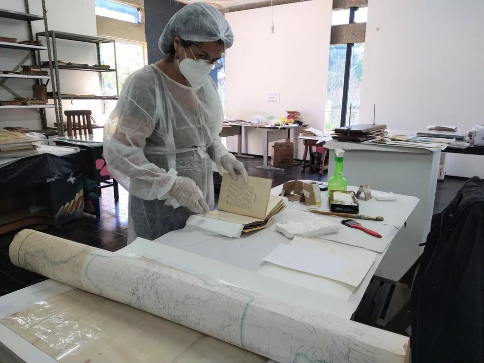 Equipes atuam na recuperação de acervo em biblioteca atingida pela chuva em Petrópolis há 3 meses — Foto: Divulgação/Prefeitura de Petrópolis