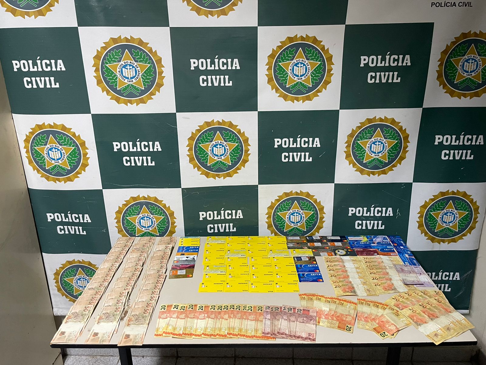 Com eles os policiais cédulas de dinheiro e cartões de benefícios da Caixa Econômica