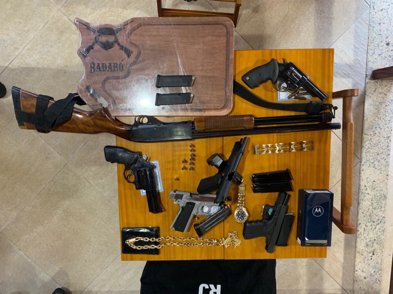 Armamento e dinheiro apreendido com agente penitenciário