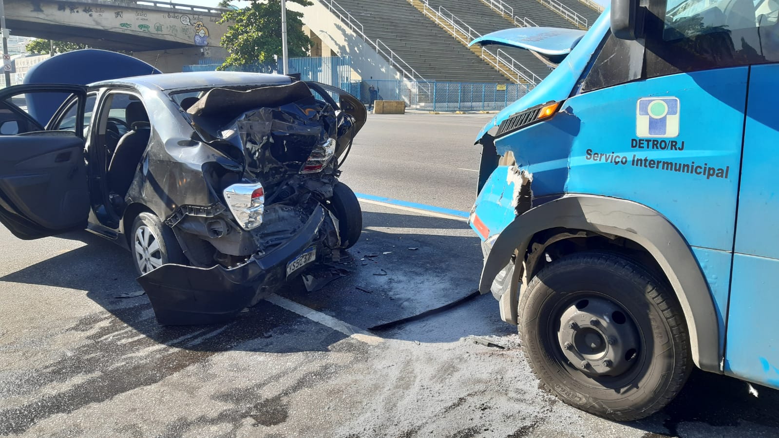 Militares ficam feridos em acidente com carro de aplicativo na Praça Onze