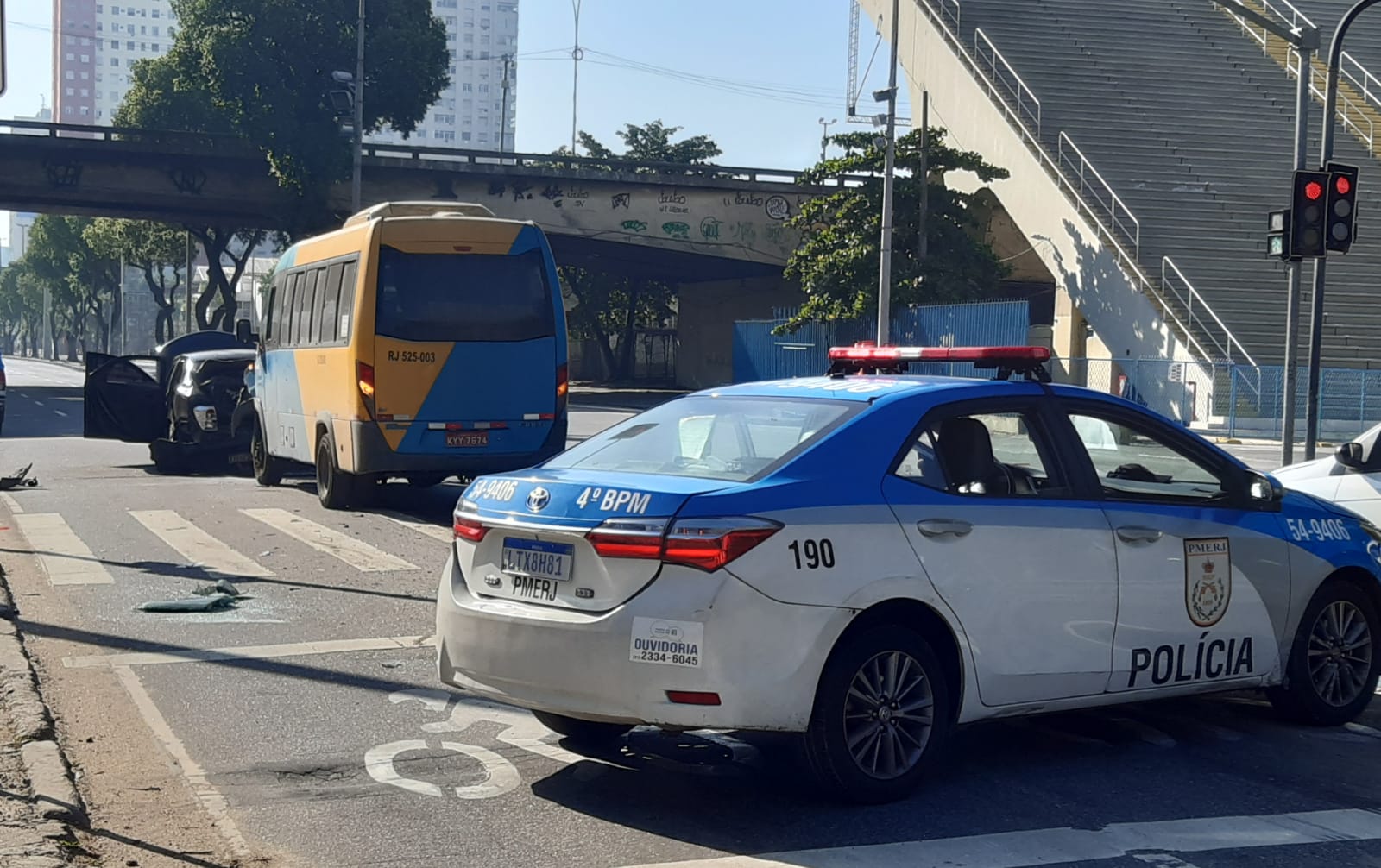Militares ficam feridos em acidente com carro de aplicativo na Praça Onze