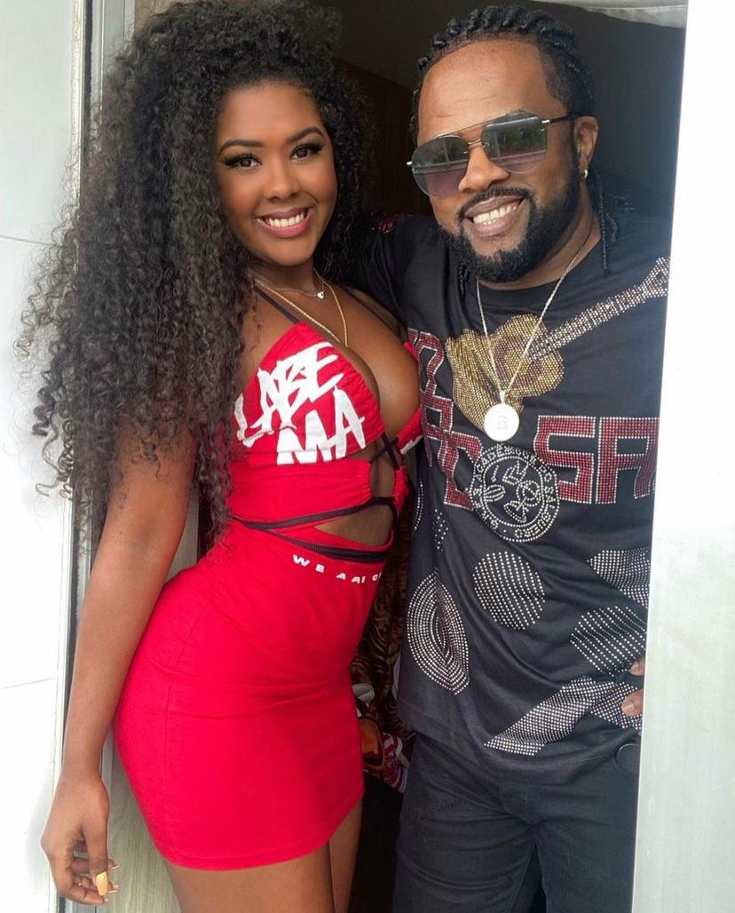 Xande e Pilares e a namorada Thay Pereira abraçados