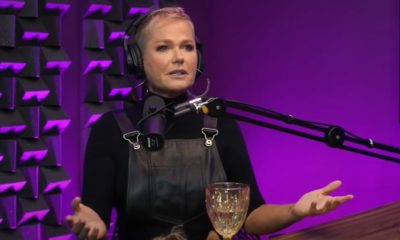 Xuxa participando do podcast Papagaio Falante