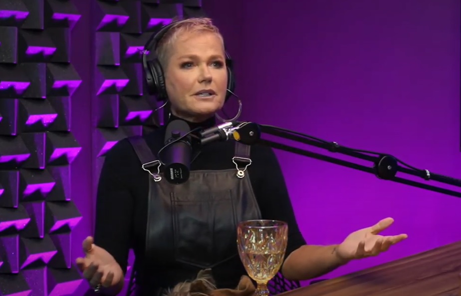 Xuxa participando do podcast Papagaio Falante