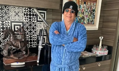 Zeca Pagodinho de roupão