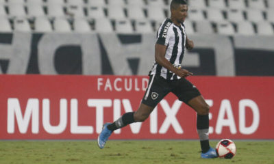 Kanu com a bola dominada em jogo do Botafogo no estádio Nilton Santos