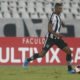 Kanu com a bola dominada em jogo do Botafogo no estádio Nilton Santos
