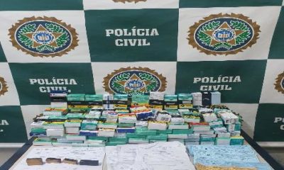 Imagem de medicamentos na mesa da delegacia