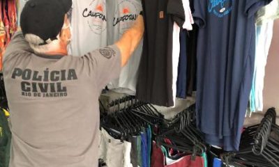 imagem de uma policial e várias roupas