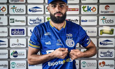 Adriano Júnior na apresentação com a camisa do Confiança