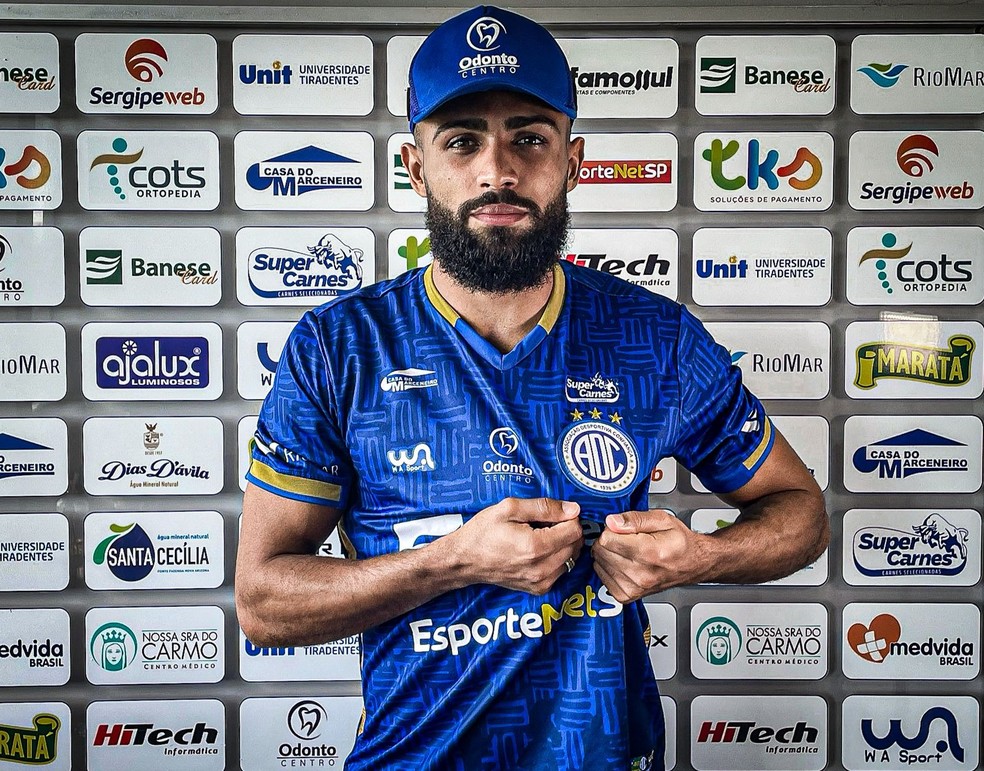 Adriano Júnior na apresentação com a camisa do Confiança