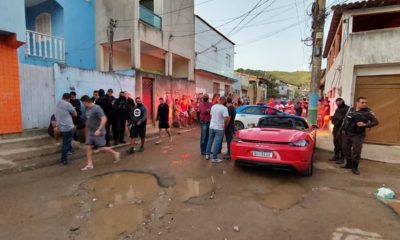 carros na rua e policiais