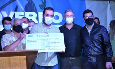 Imagem do Governador Cláudio Castro e do Secretário Marcelo Queiroz entregando cheques simbólicos em Quissamã