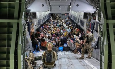 Avião militar alemão transporta refugiados do Afeganistão