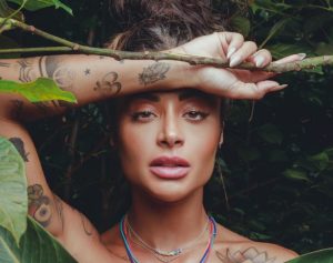 [FOTOS] De biquíni, Aline Riscado faz ioga na praia e posição complexa