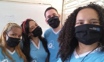 Alunos com máscaras doadas