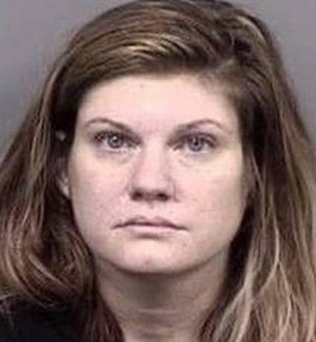 Americana presa por dançar no colo de idosos