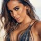 Na imagem, cantora Anitta posa de forma sensual para revista americana