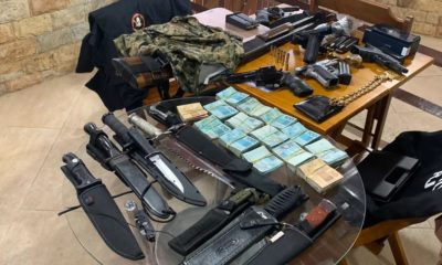 Dinheiro e armas apreendidas na casa de um agente penitenciário — Foto: Reprodução/TV Globo