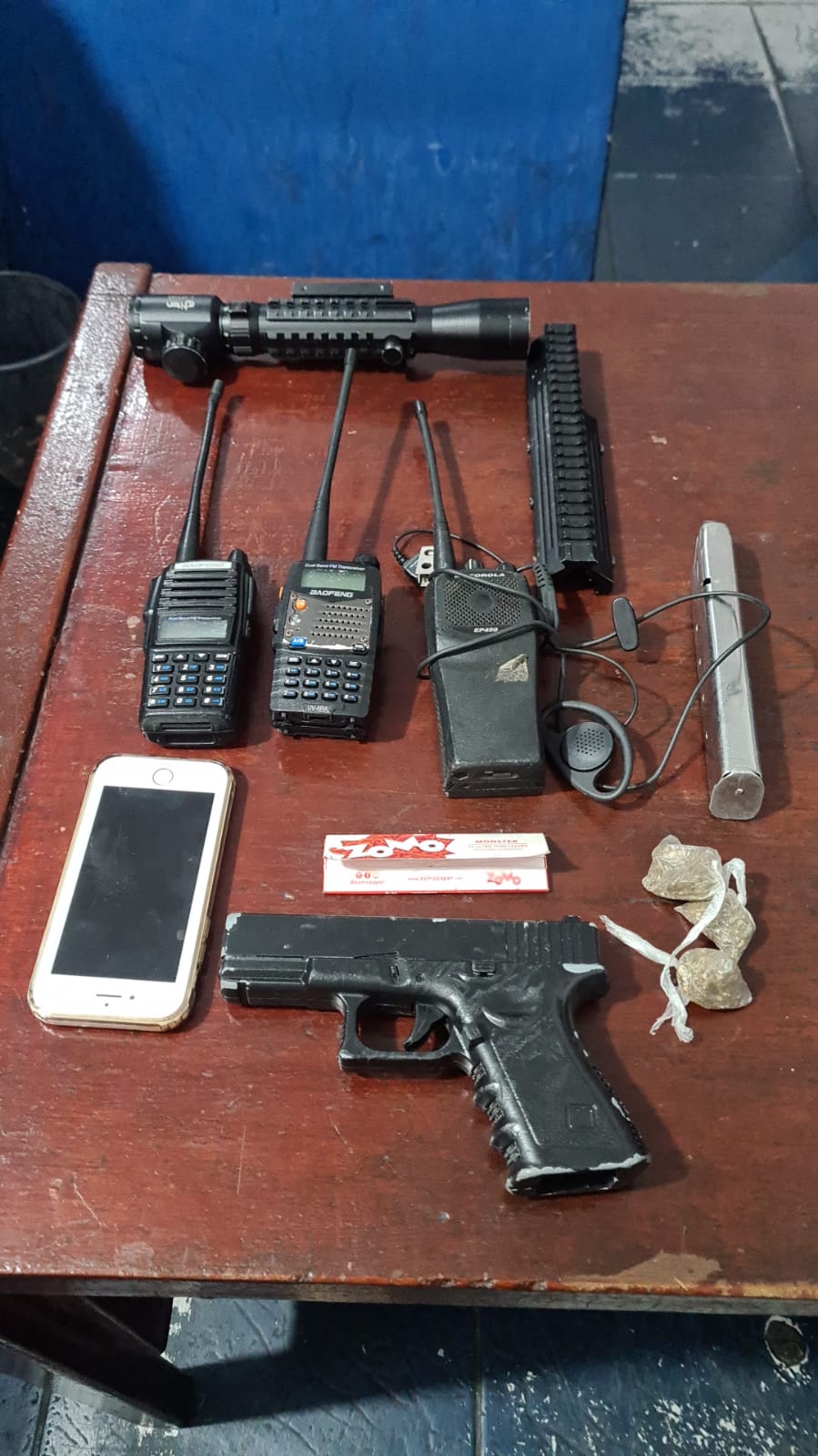 armas, celulares e rádios comunicadores apreendidos