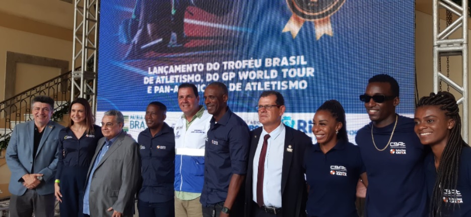 Imagem do Secretário Gutemberg e atletas no Palácio