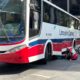 Vítima presa embaixo do ônibus após acidente