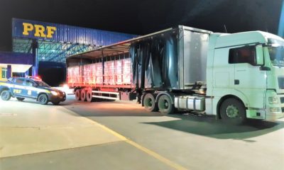 Imagem de caminhão carregado com cerveja
