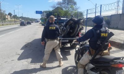 agentes da PRF na via com motos apreendidas