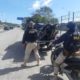 agentes da PRF na via com motos apreendidas
