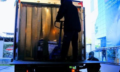 caminhão sendo descarregado