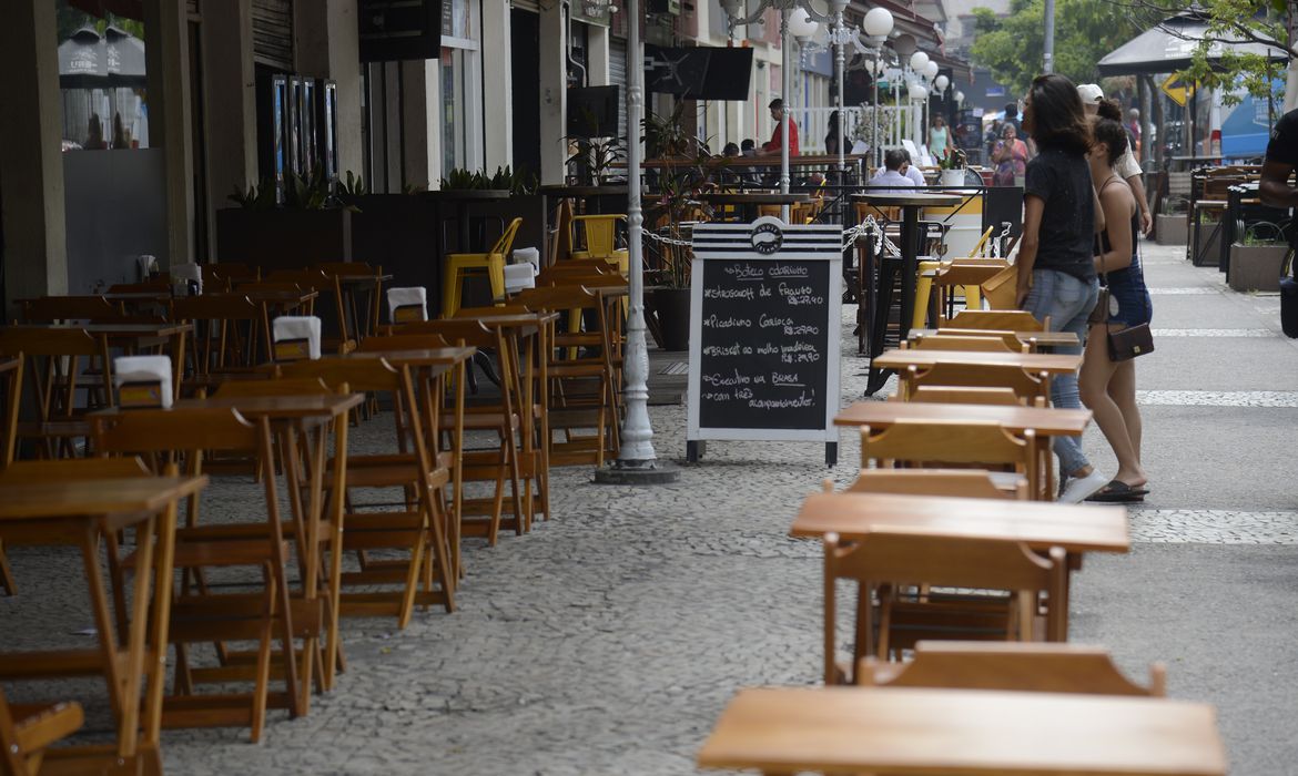 Imagem da calçada de um bar e restaurante