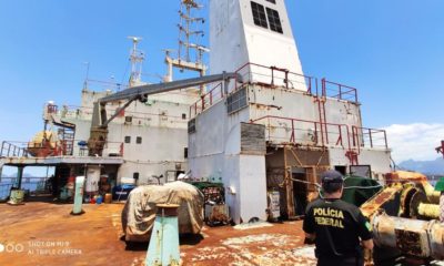 agentes da Polícia Federal fiscalizam embarcação denunciada por manter trabalhadores em condições análogas à escravidão
