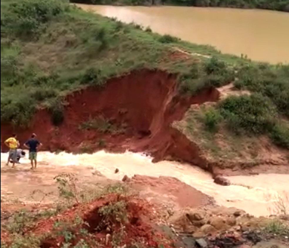 Imagem de  barragem que rompeu na Bahia