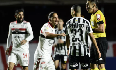 Benítez em ação pelo São Paulo