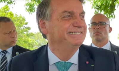 Bolsonaro durante conversa com apoiadores na saída da residência oficial do Palácio da Alvorada, em Brasília