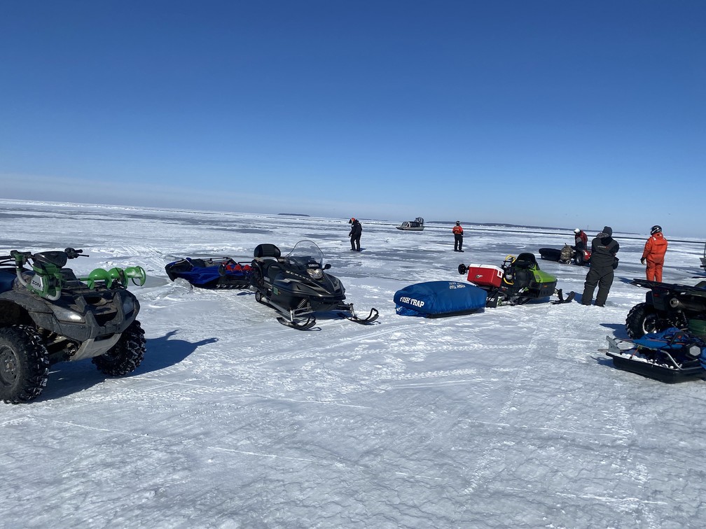 Pessoas presas sobre bloco de gelo em lago americano foram resgatadas sem ferimentos