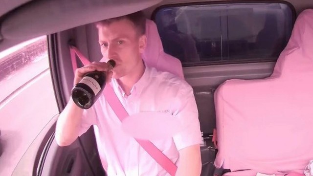 Motorista é flagrado bebendo antes de acidente na Inglaterra