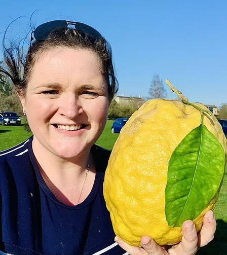 Mulher com limão gigante na Inglaterra