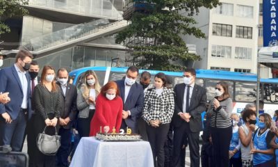 Imagem do bolo de aniversário de Copacabana com o governador e secretários