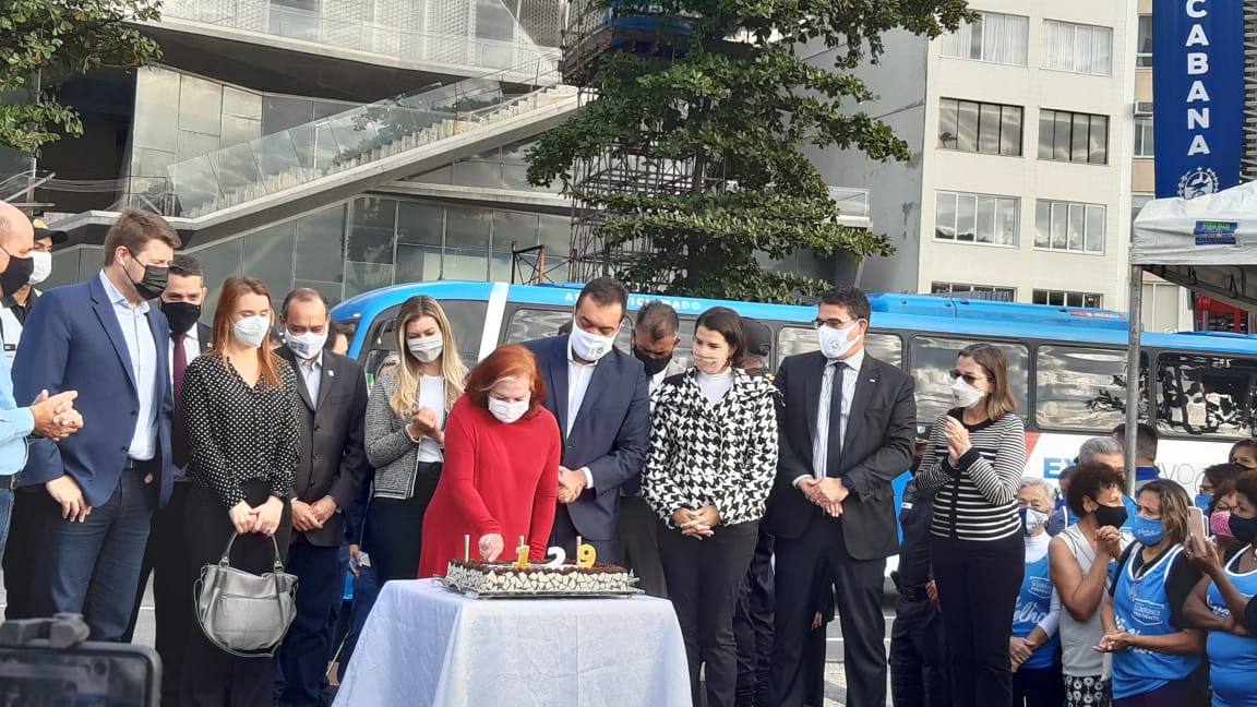 Imagem do bolo de aniversário de Copacabana com o governador e secretários
