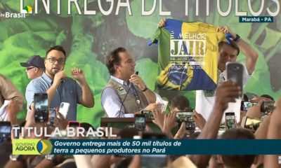 Bolsonaro levanta camisa com slogan